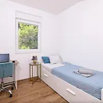 Ela Mit Blick Auf Herzinsel In Apartamento Turanj