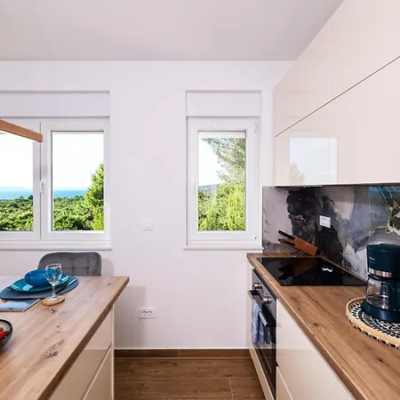 Ela Mit Blick Auf Herzinsel In * Turanj