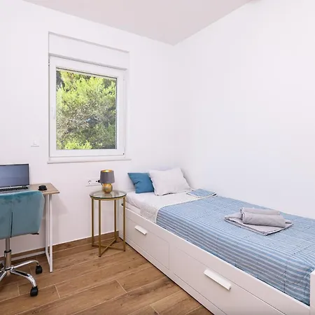 Ela Mit Blick Auf Herzinsel In Apartment Turanj