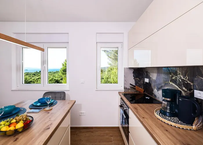 Ela Mit Blick Auf Herzinsel In * Turanj