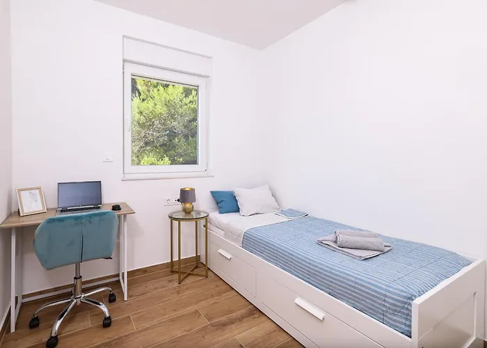 Ela Mit Blick Auf Herzinsel In Appartement Turanj